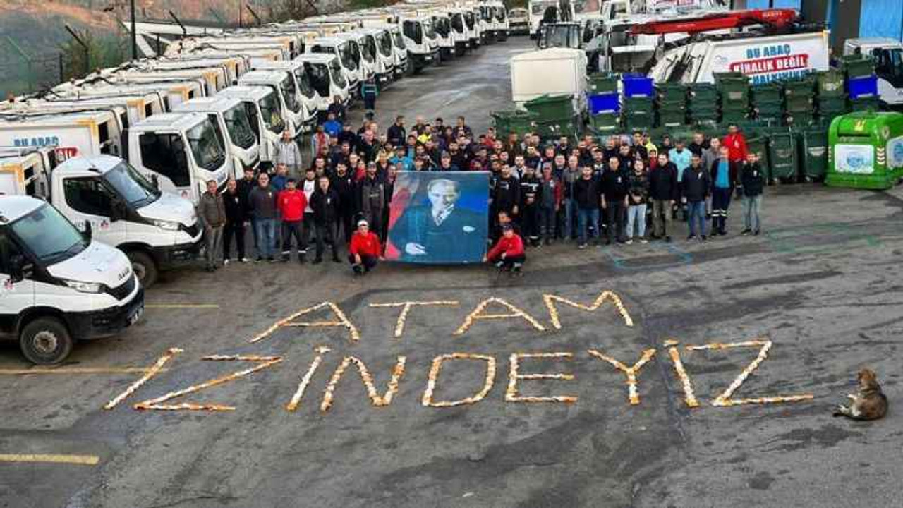 İş eldivenleriyle ‘Atam İzindeyiz’ yazdılar