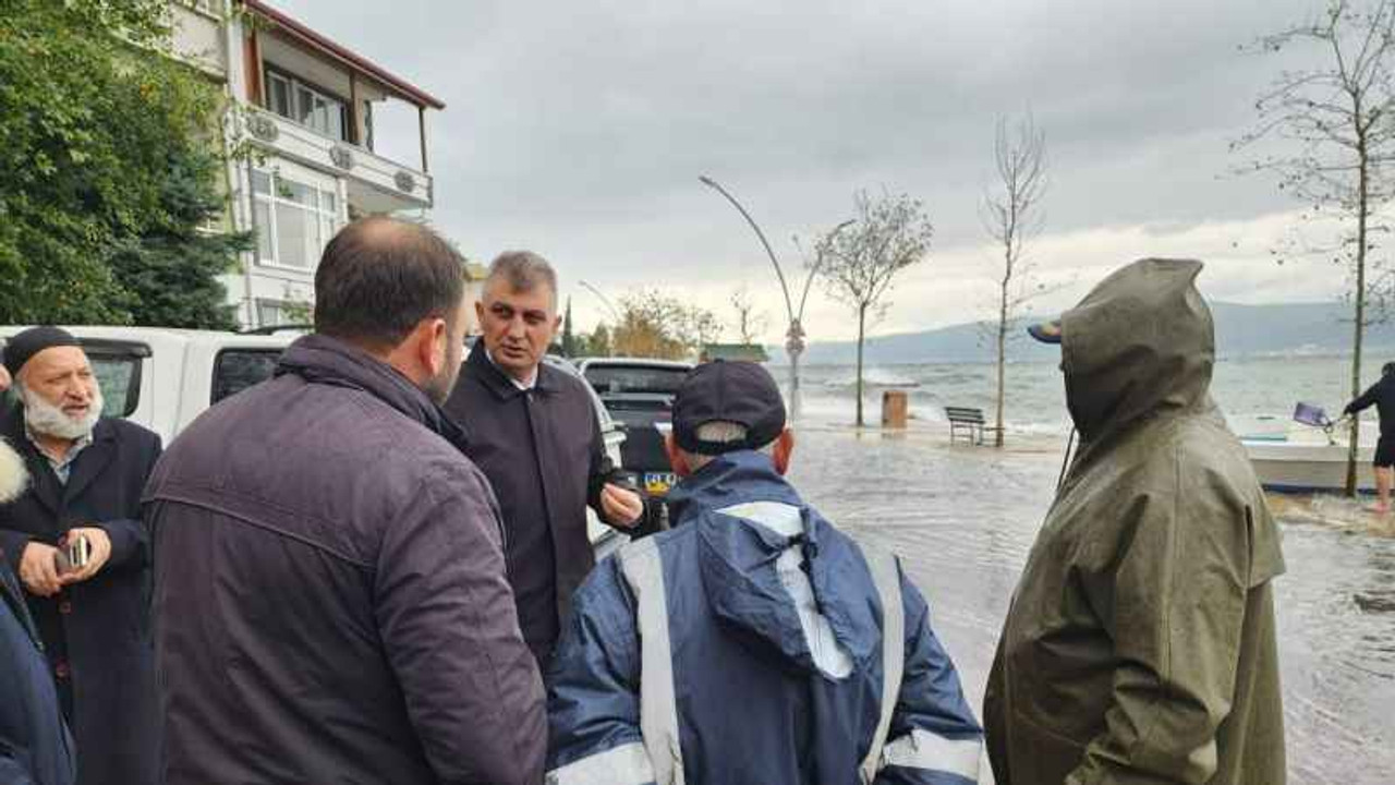 Gölcük Belediyesi ekipleri fırtına ile mücadele ediyor