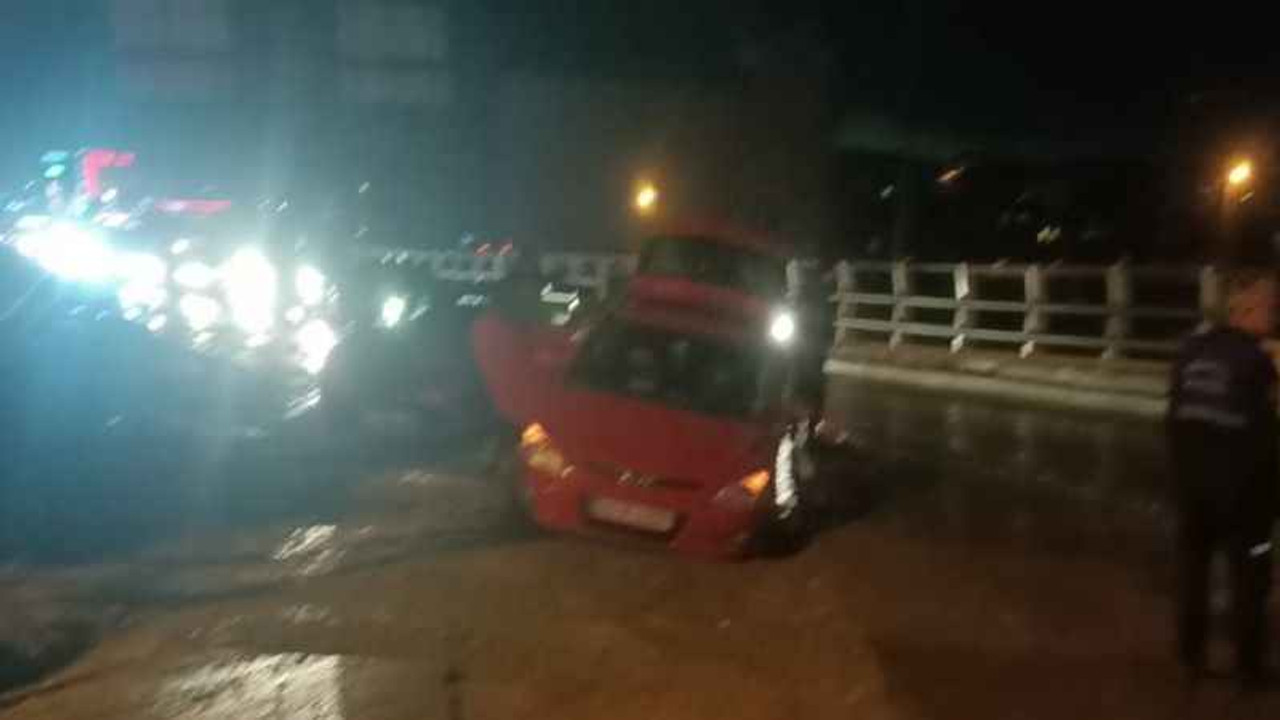 Seyir halindeki otomobil çukura düştü