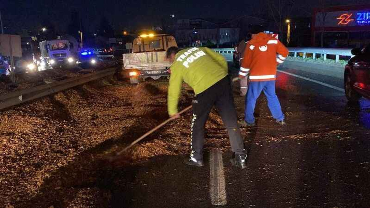 Tırın devrildiği kazada sürücü yaralandı