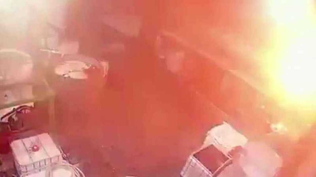 Fabrikadaki yağ kazanı bomba gibi patladı