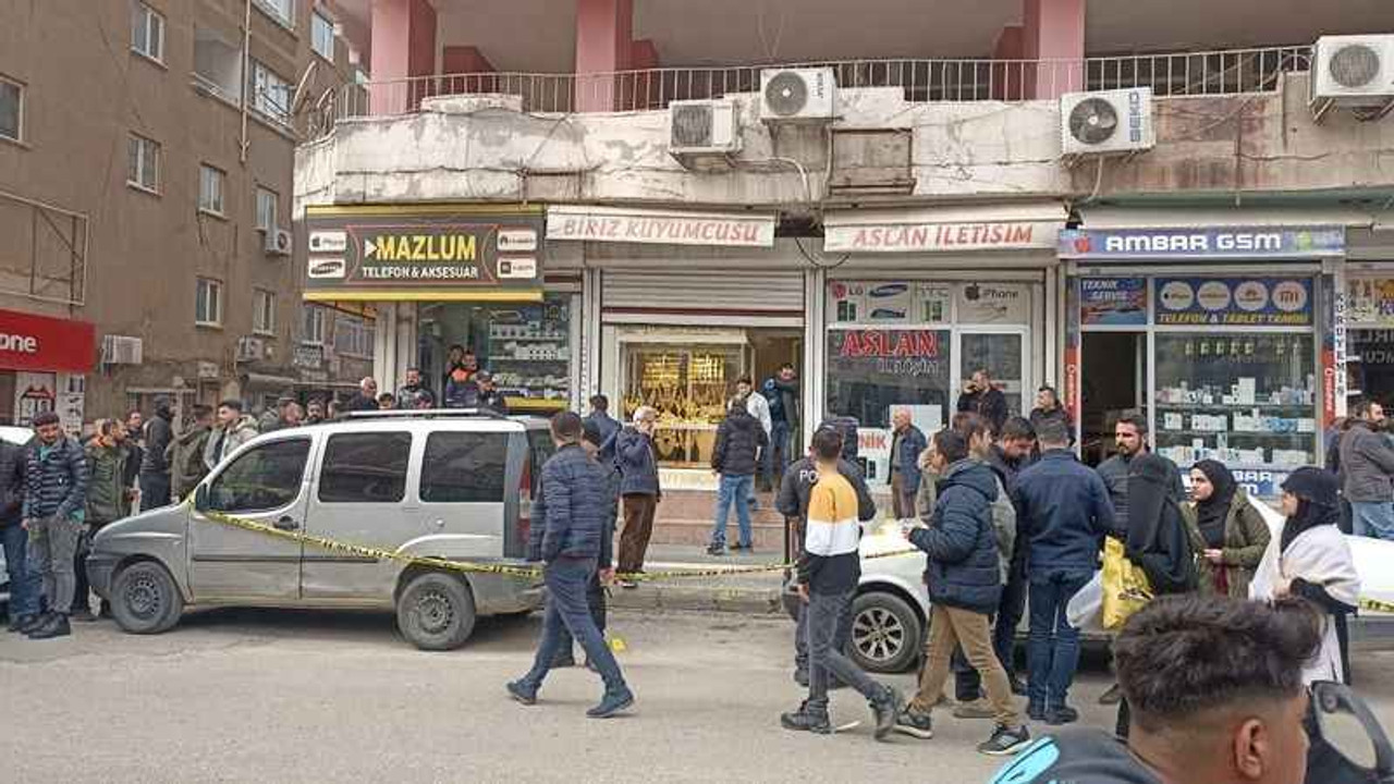 Maskeli saldırganlar kuyumcuya kurşun yağdırdı!