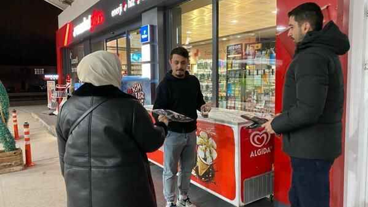 Derince’li gençlerden petrol ofisinde çalışanlara jest