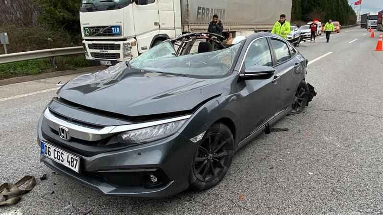 TEM'de tıra çarpan otomobilin tavanı koptu: Yaralılar var