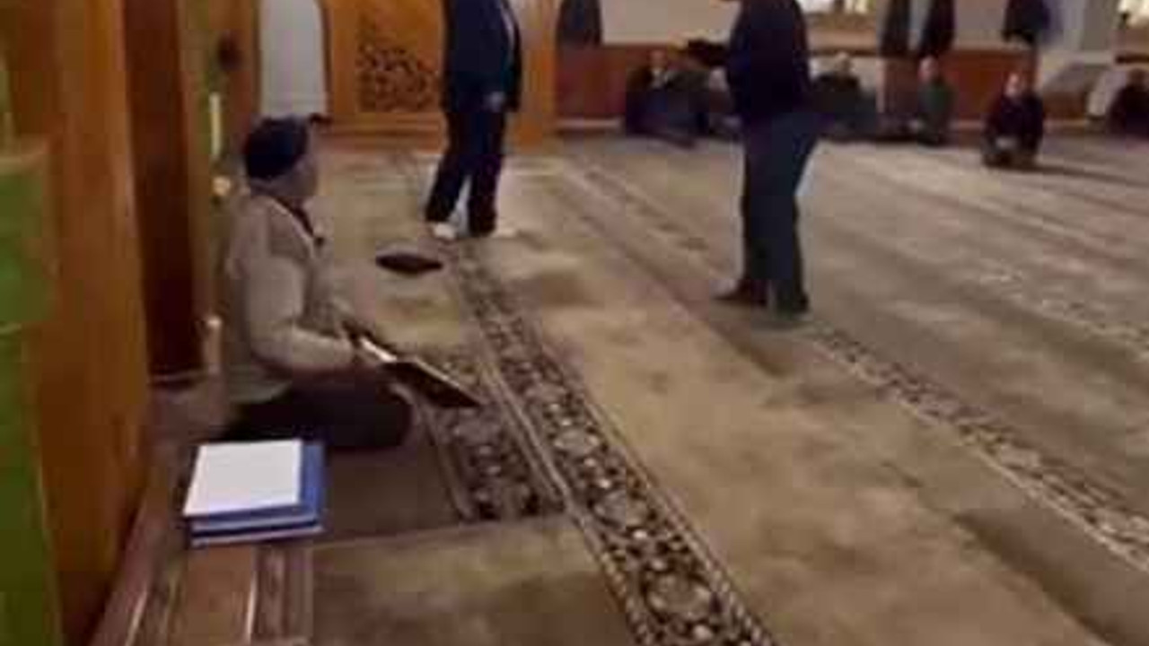 Camide Kuran-ı Kerim’i önce öptü sonra ayağıyla bastı!