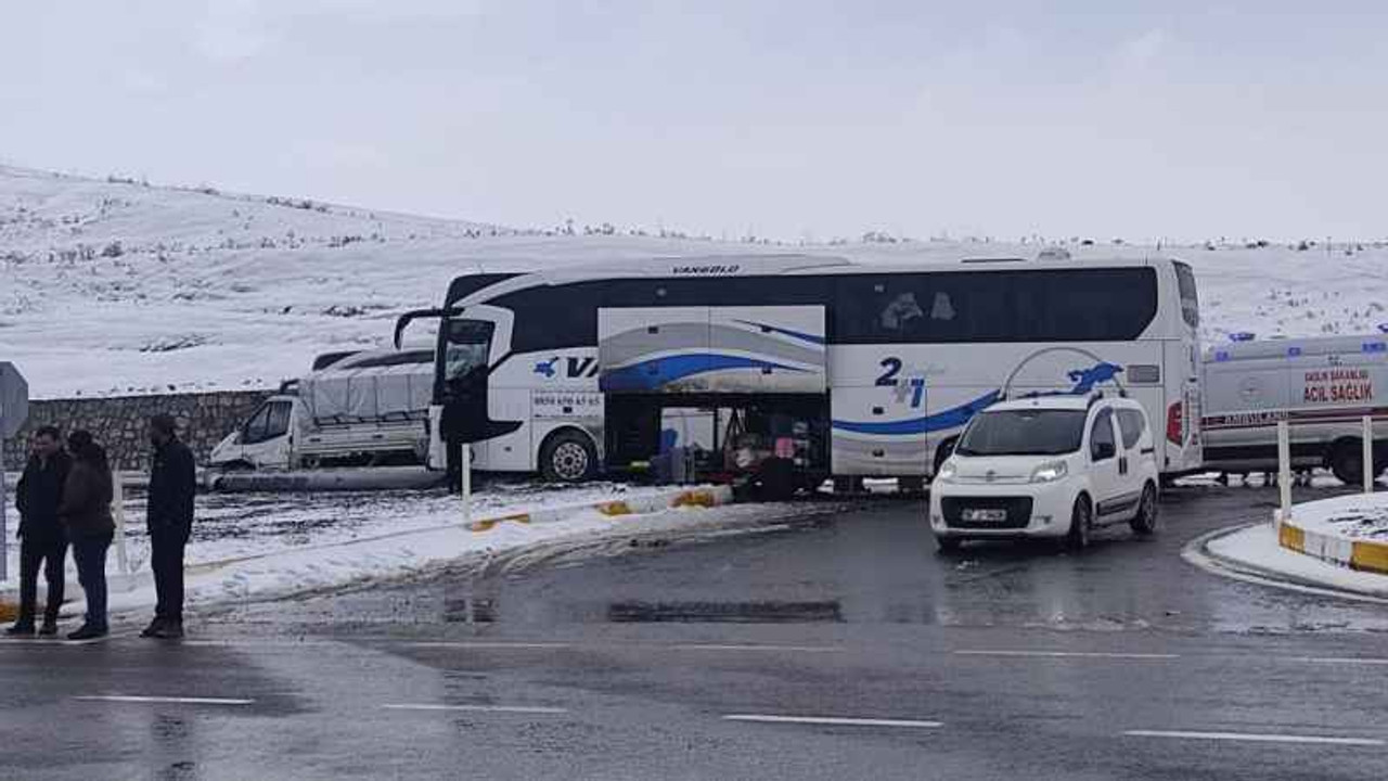 Yolcu otobüsü ile kamyonet çarpıştı: 11 yaralı