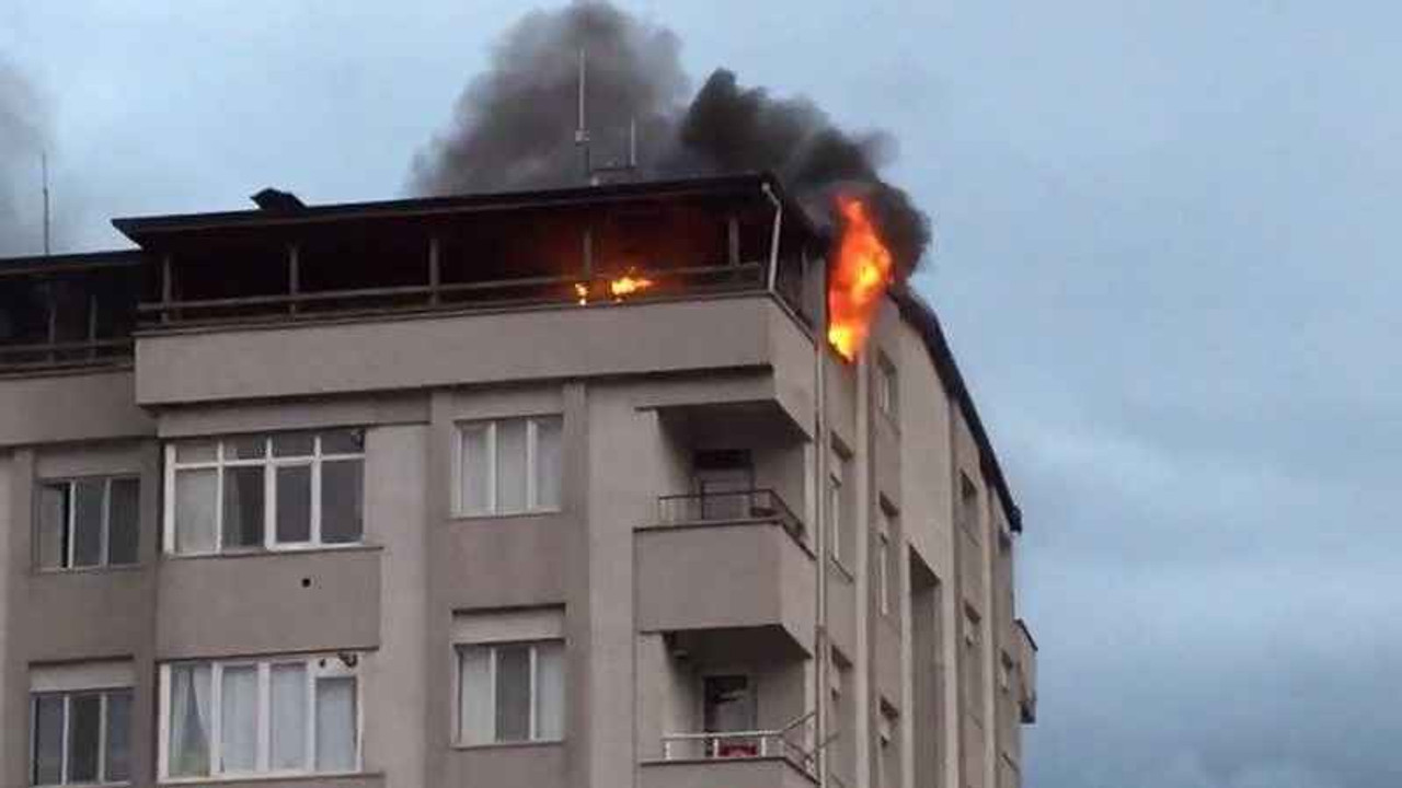 5 katlı apartmanın çatısı alev alev yandı