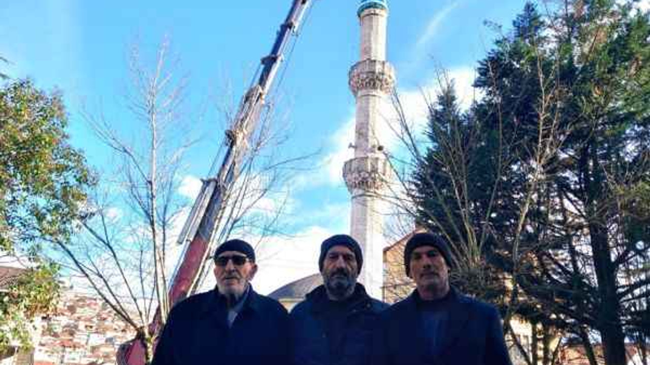 Tehlike oluşturan Elmalık Camii’nin minare külahı yenilendi
