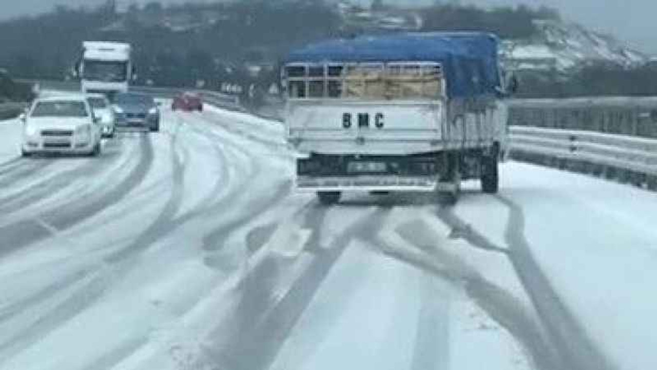 Yollar buz tuttu, araçlar yolda kaldı