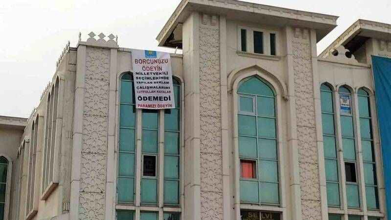 İYİ Partili milletvekiline esnaftan pankartlı borç tepkisi: "Paramızı ödeyin"