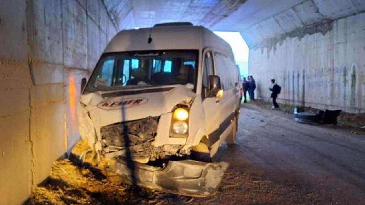 Öğrenci servisi ile otomobil çarpıştı 14 yaralı