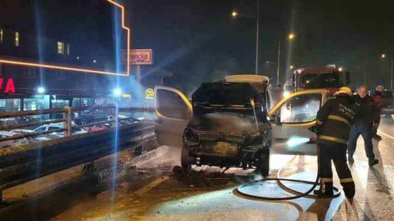 Seyir halindeki araç alevlere teslim oldu