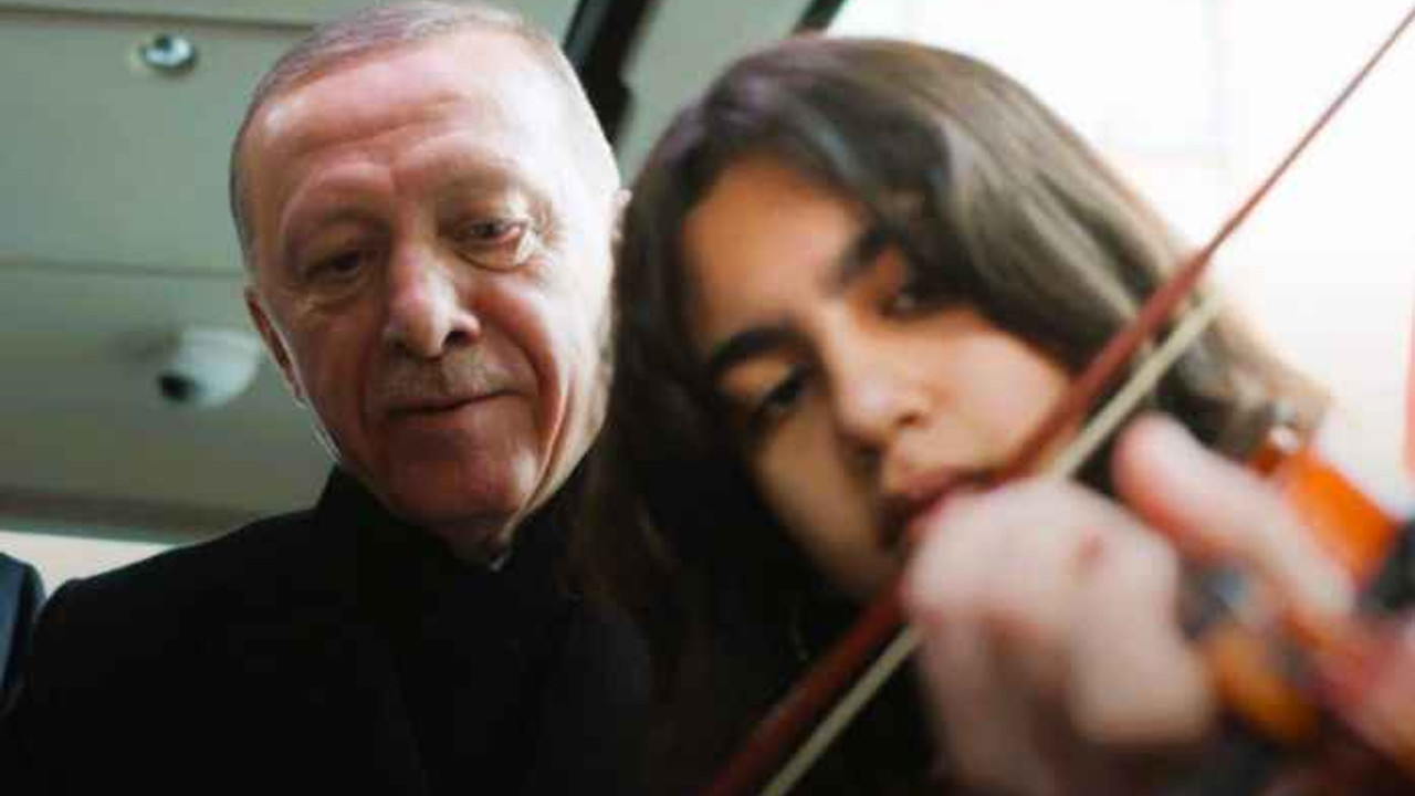 Erdoğan keman çalan öğrenciyle Çanakkale türküsünü söyledi