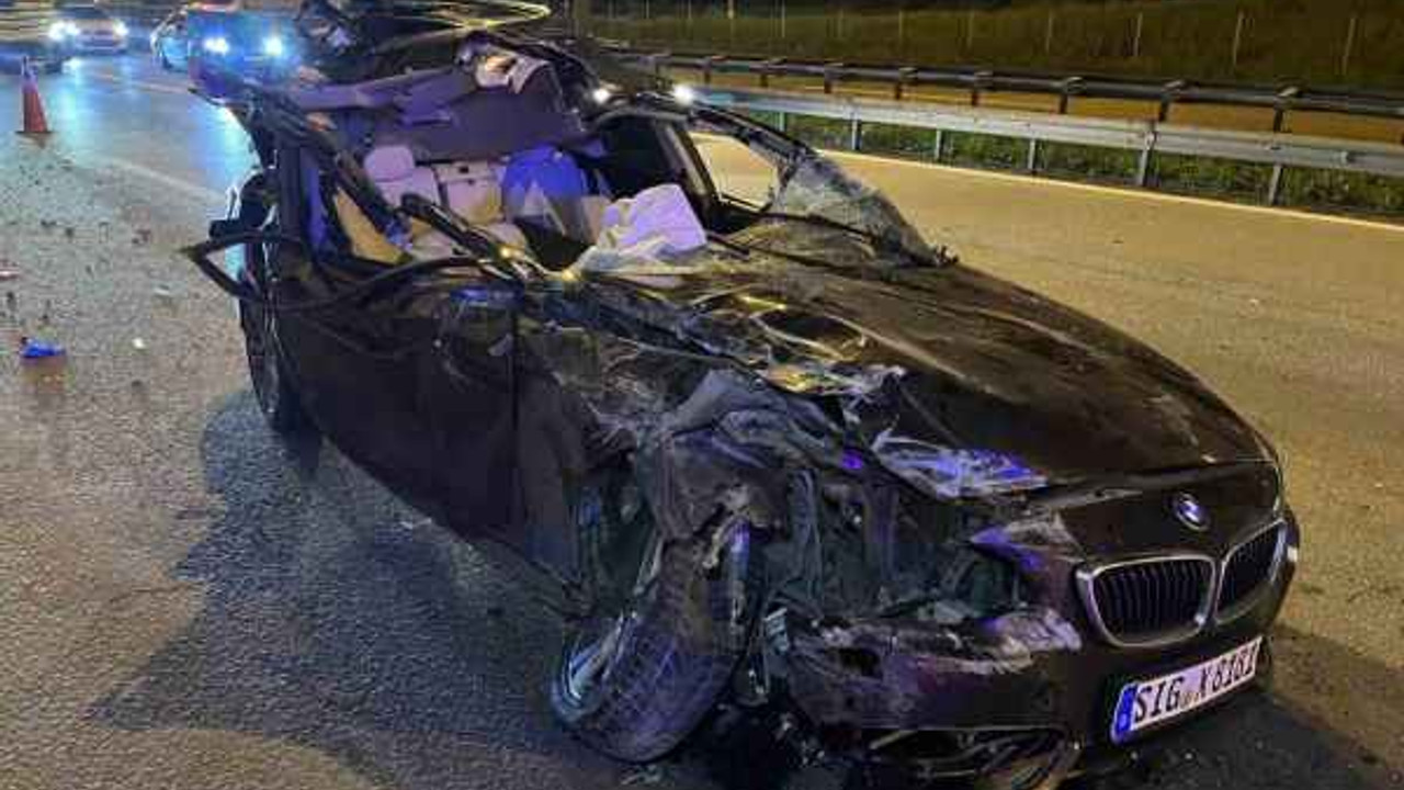 Tıra çarpan otomobilin tavanı koptu: Ölü ve yaralılar var!