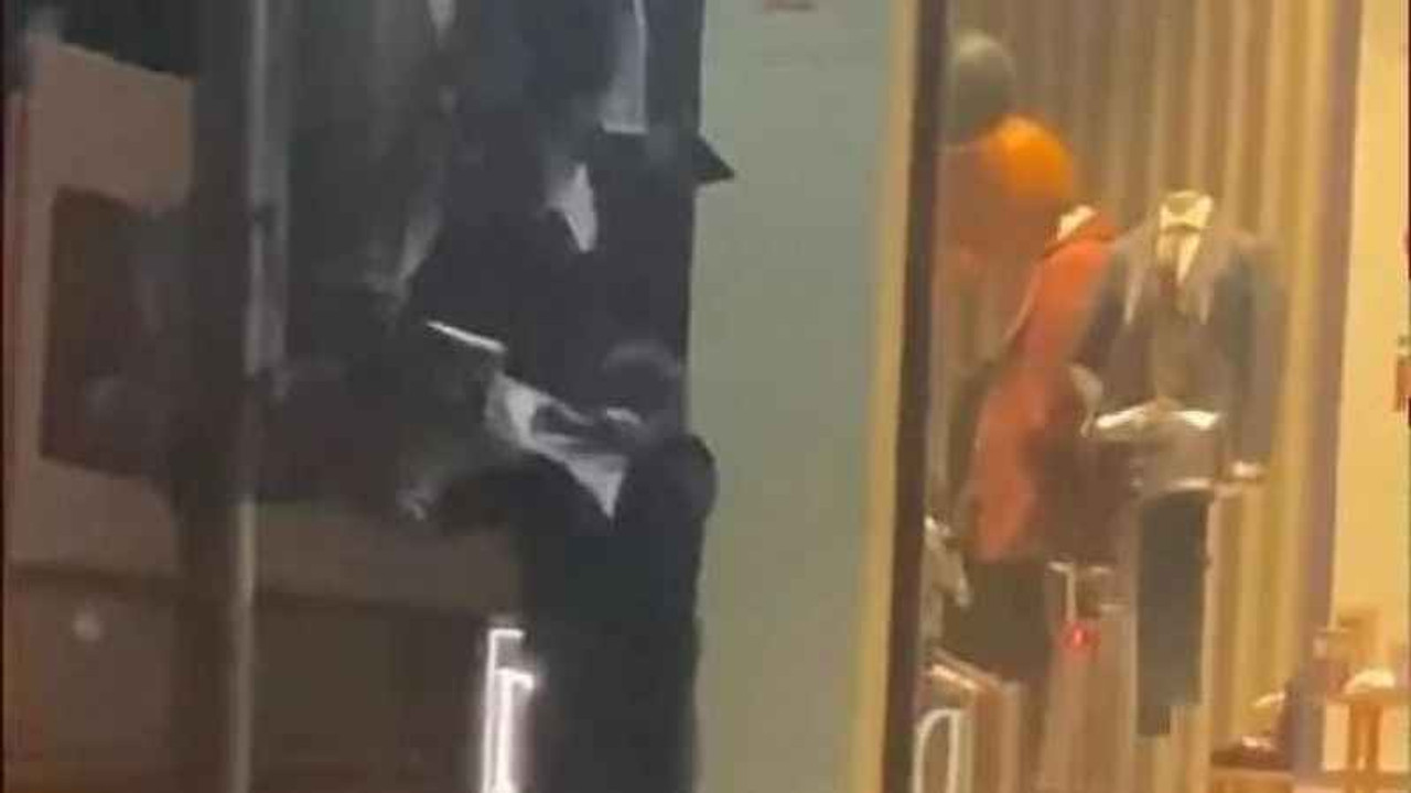 Ekrem İmamoğlu'nun seçim afişine çirkin saldırı
