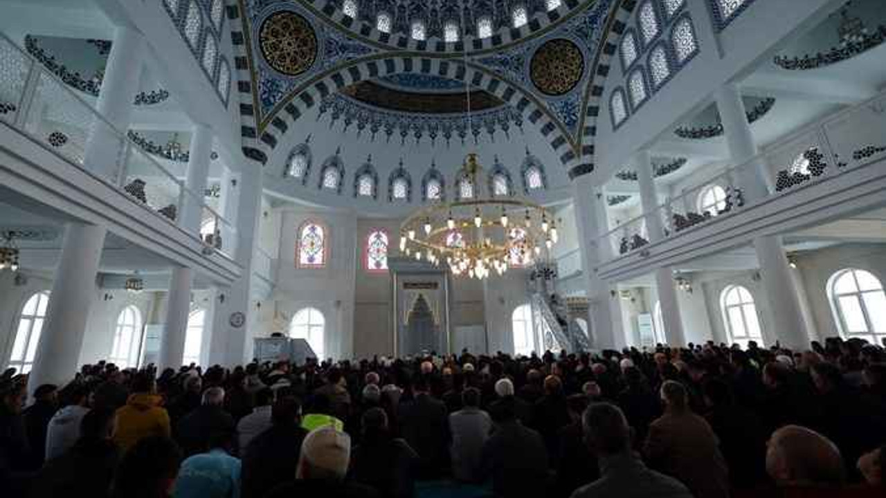 Büyükakın yeni hizmete giren Yeni Boğaziçi Camii'nde cemaatle buluştu