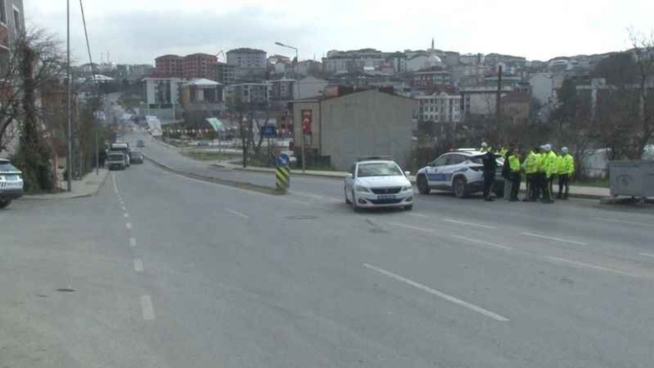 Servis minibüsünün çarptığı trafik polisi yaralandı