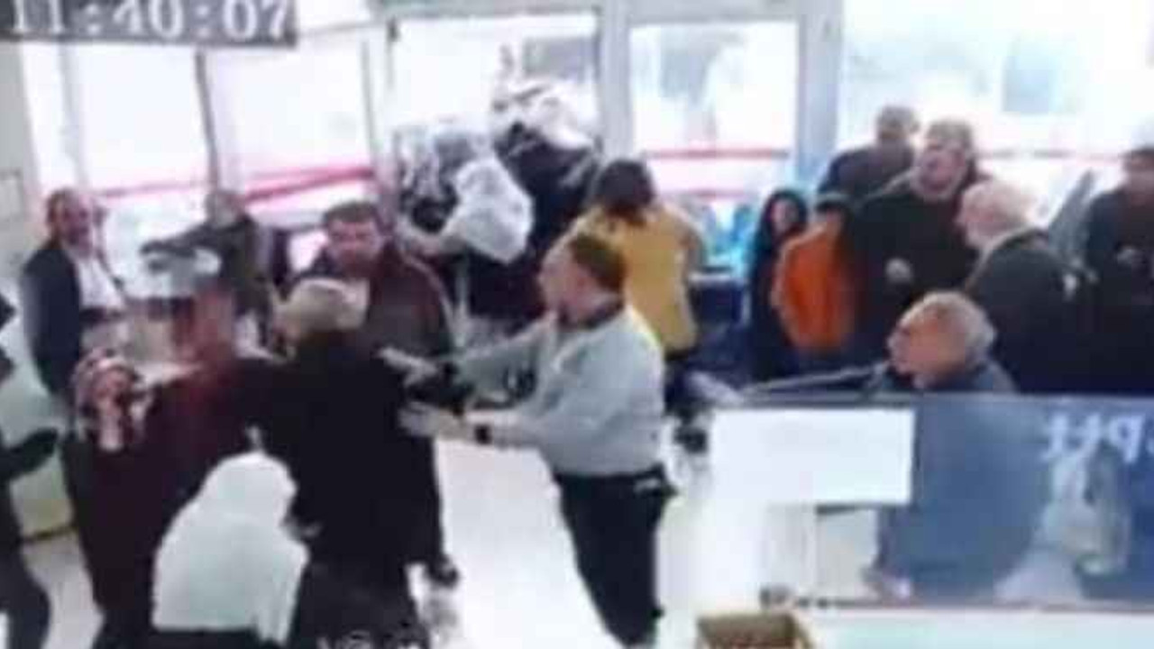PTT'de dehşet anları: Güvenlik görevlisi bıçaklandı