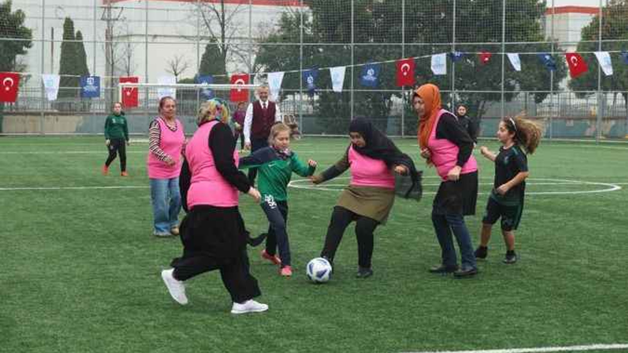 Büyükakın kadınlar gününde kadın futbolcularla buluştu