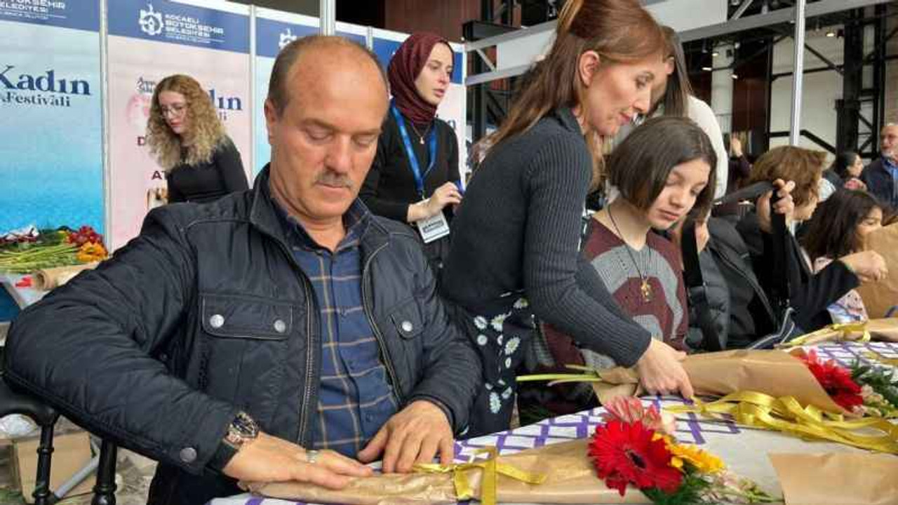 Kadın Festivali’nde eşlerine çiçek yaptılar