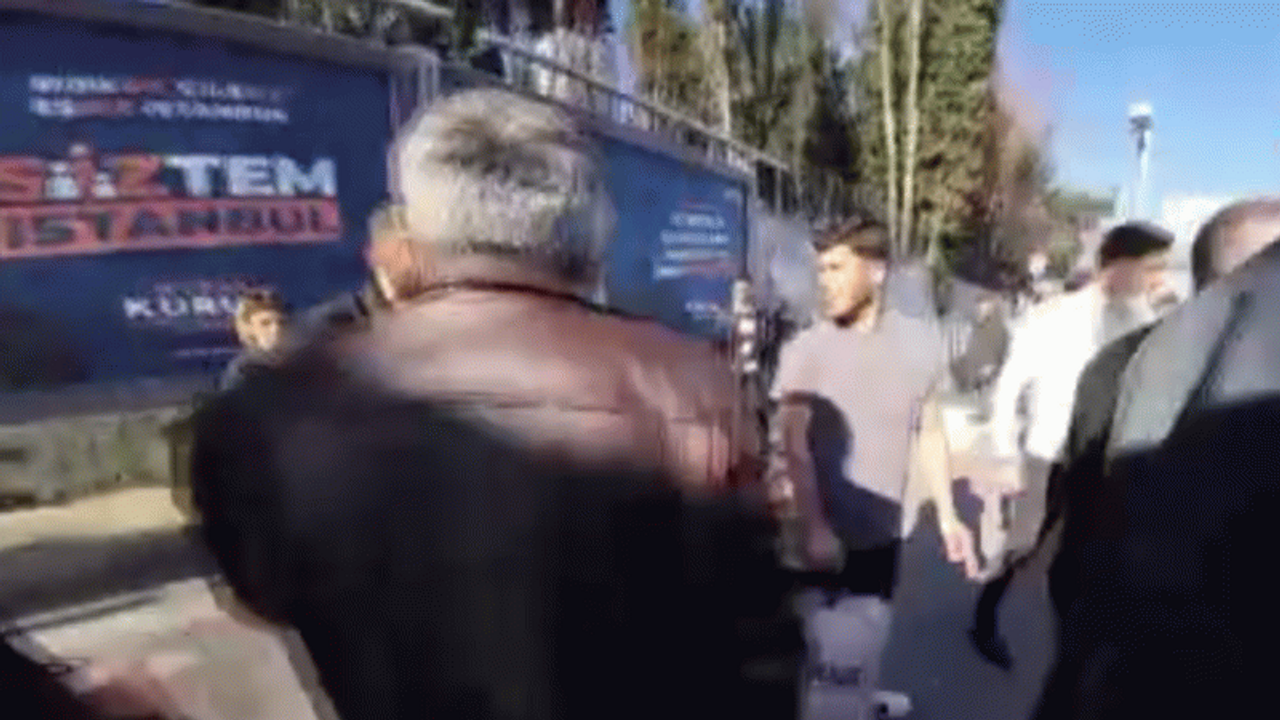 İki kadın AKP bayraklarını ve afişlerini yırttı, seçim standındaki görevliyi darp etti