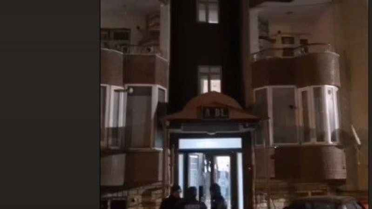 Öğretmen eşini ve kızını bıçaklayarak öldürdü