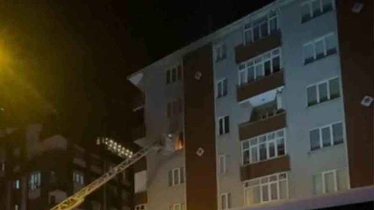 7 katlı apartmanda yangın: Daire alevlere teslim oldu
