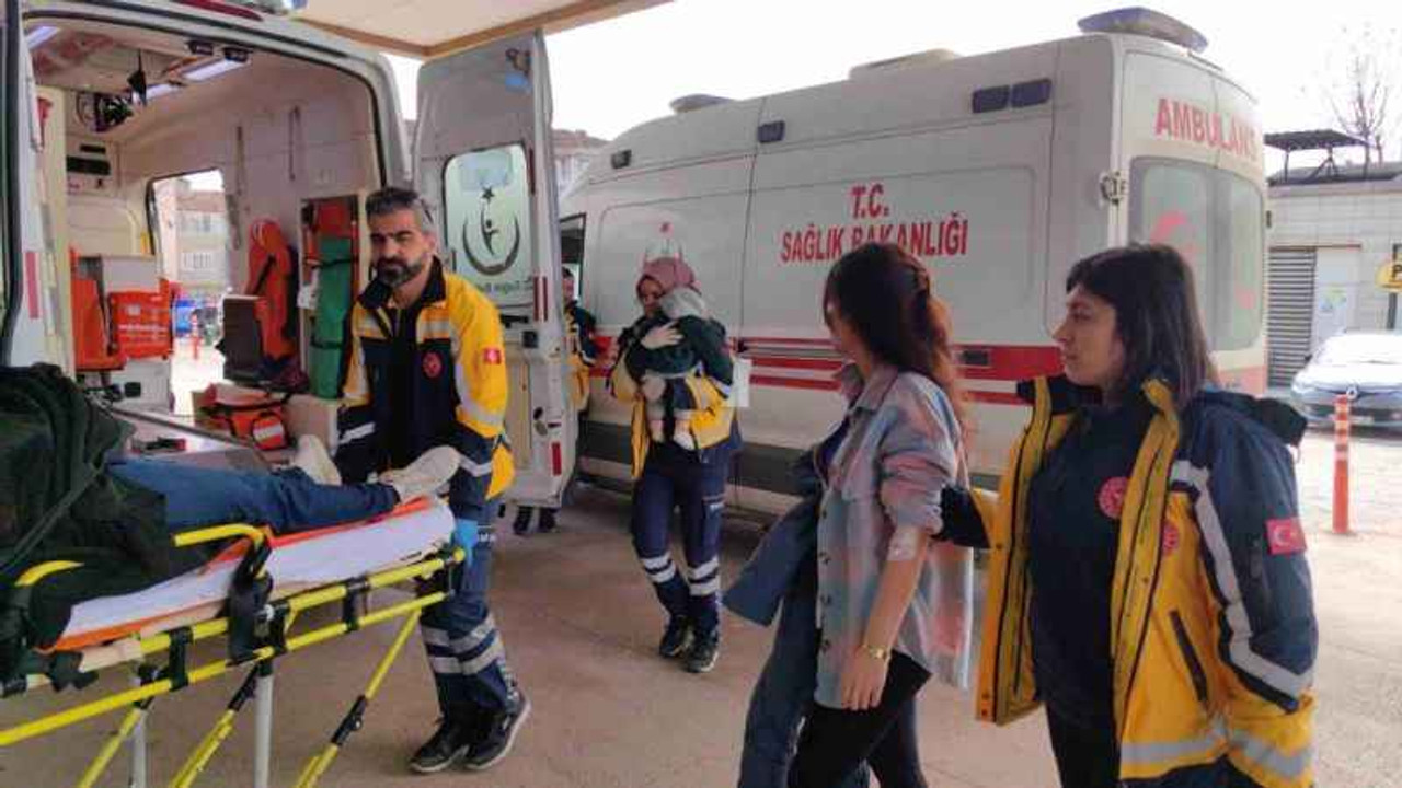 Minibüs ile otomobil çarpıştı: 1’i bebek 4 yaralı