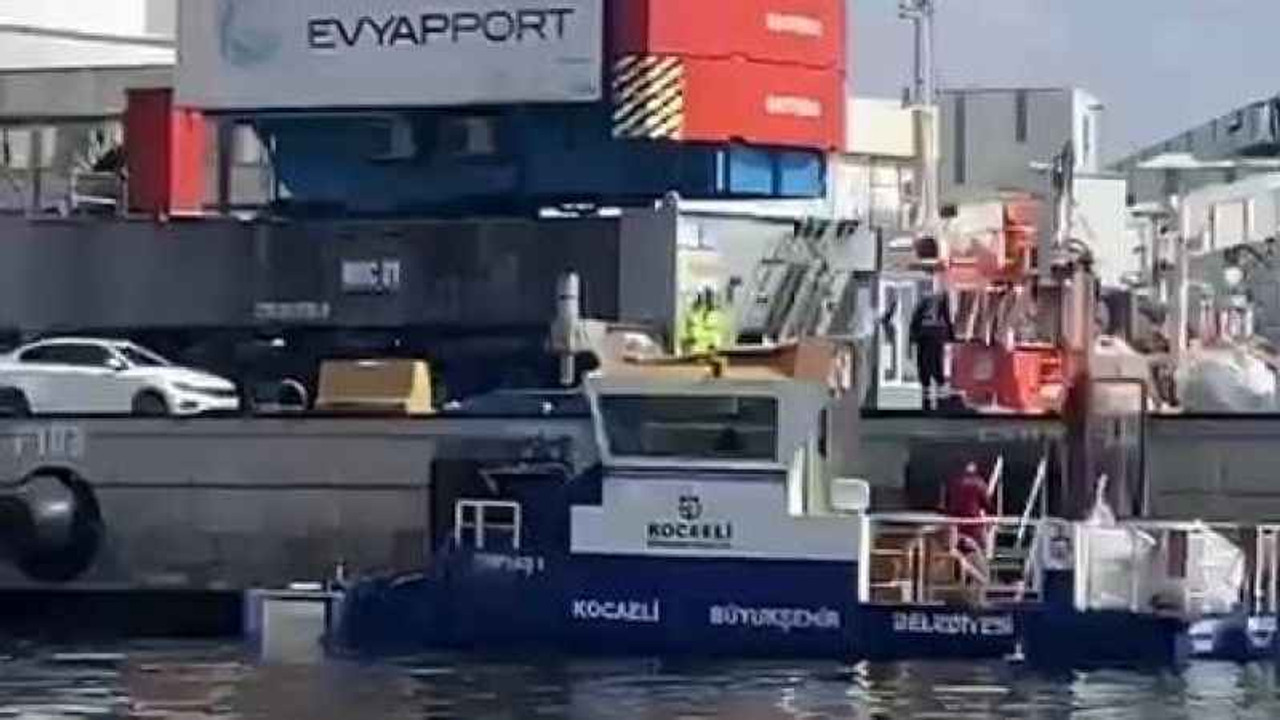 Kule vinçlere çarpan gemiden denize düşen malzemeler toplanıyor