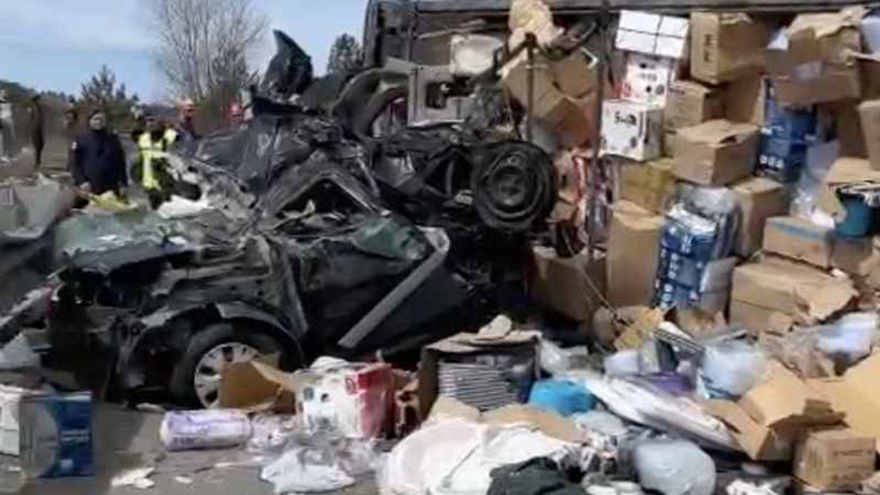 Tır otomobilin üzerine devrildi: Ölüler ve yaralılar var