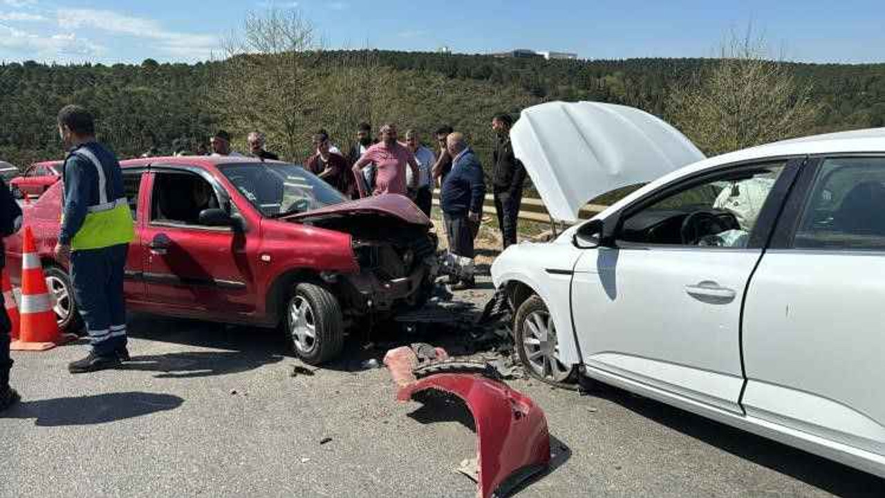 İki otomobil çarpıştı: 3'ü çocuk 5 yaralı