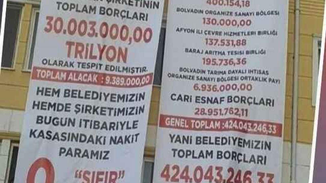 MHP'li başkan AKP'li eski başkandan kalan borçları pankart yapıp belediye binasına astı