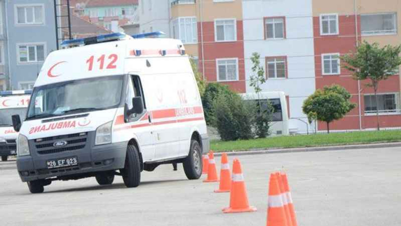 2 otomobil kafa kafaya çarpıştı: 1 ölü, çok sayıda yaralı!
