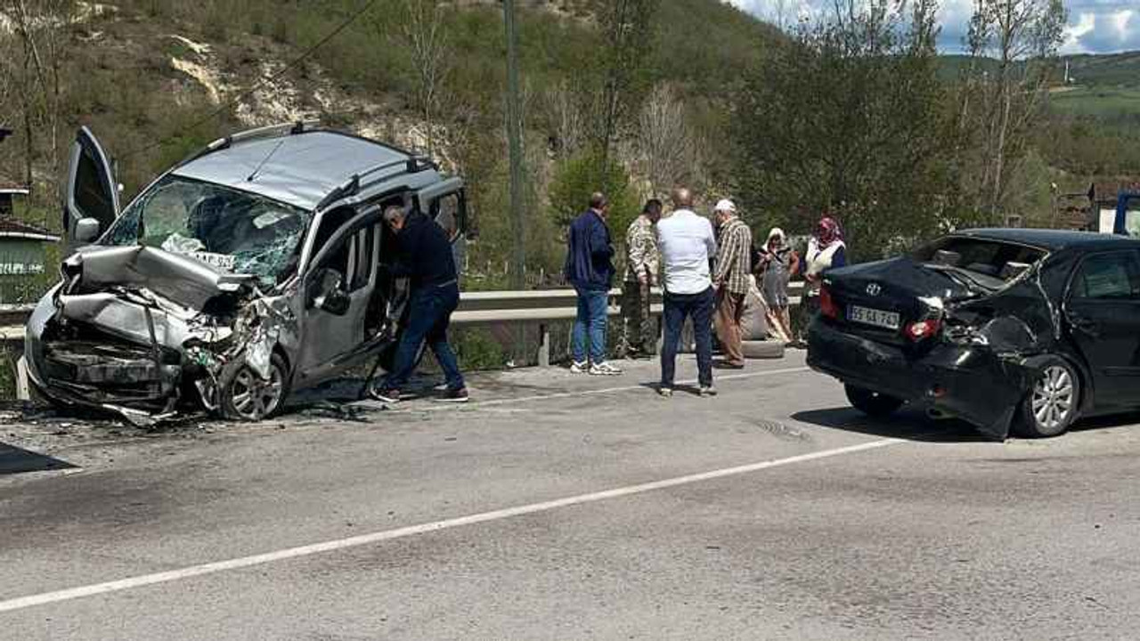 Otomobil ile ticari araç çarpıştı: 5 yaralı