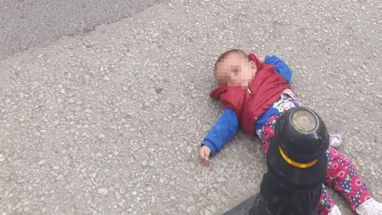 7 aylık bebeğini yola bıraktı