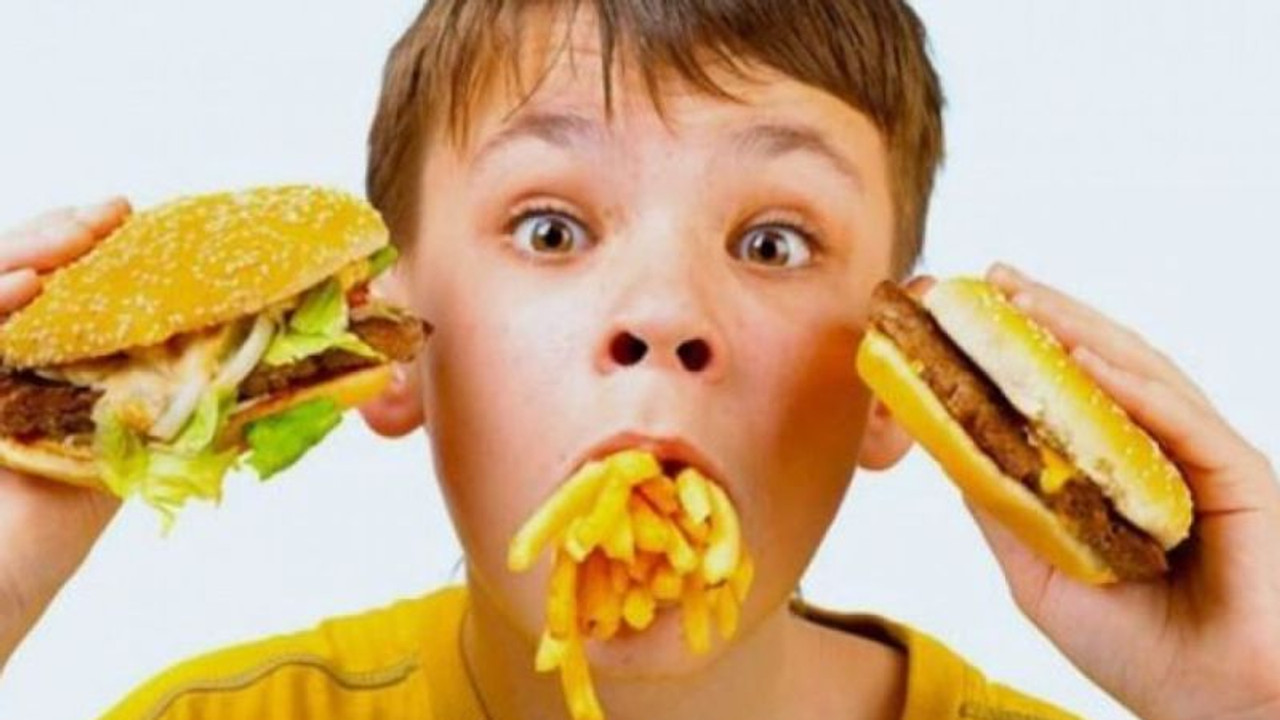 Çocuklarda obezite krizi: Yemek yerken ekran kullanımına dikkat