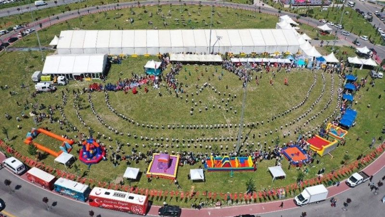 Kayseri'de 500 öğrenciden ay-yıldızlı ‘zeybek’ gösterisi