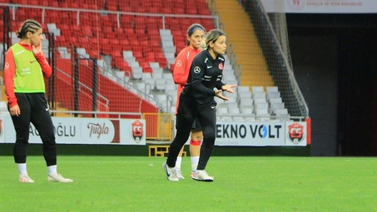 29 yaşında A Milli Kadın Futbol Takımına antrenör oldu