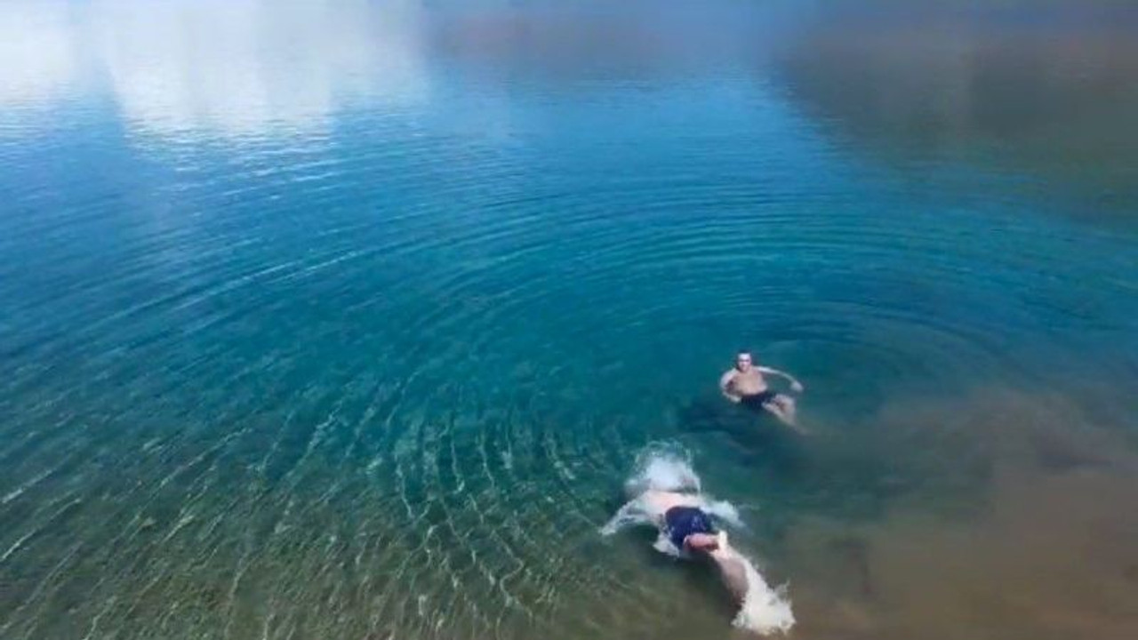 Erzincan’da 3 bin rakımda bulunan gölün soğuk suyunda serinlediler