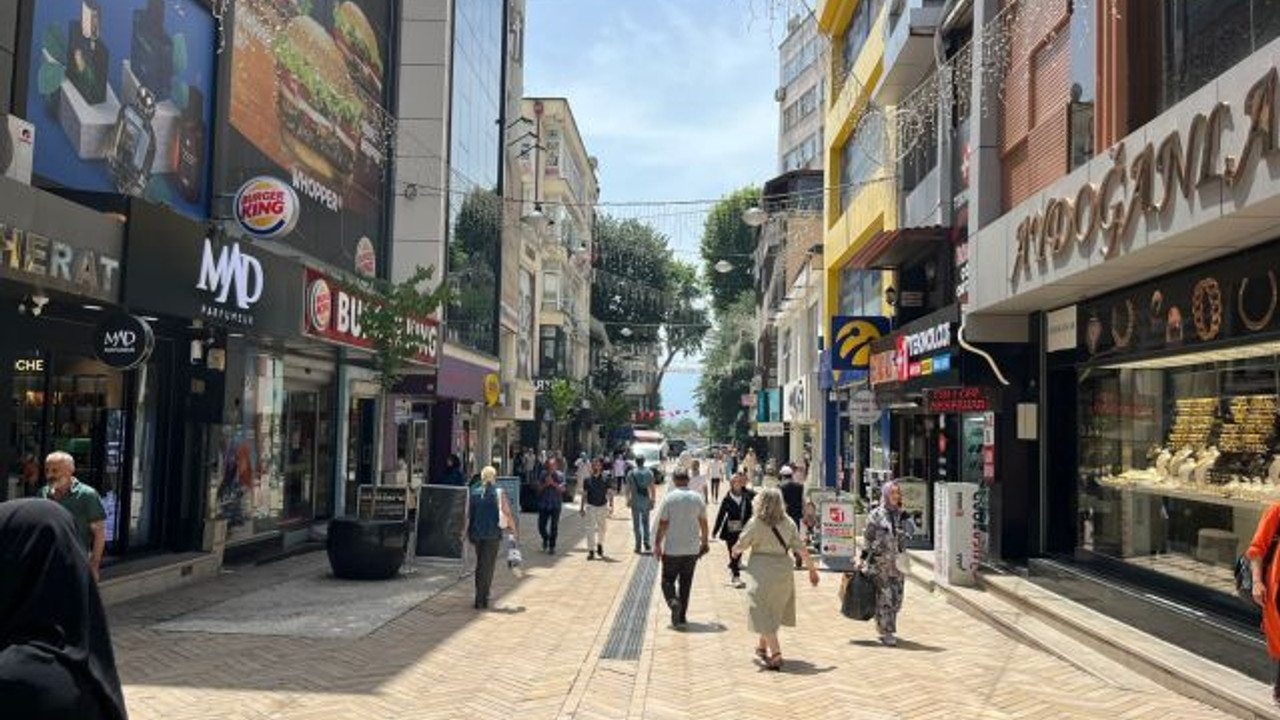 Dükkanlar sinek avlıyor: İzmitli vatandaş bayramlığı gözden çıkardı!