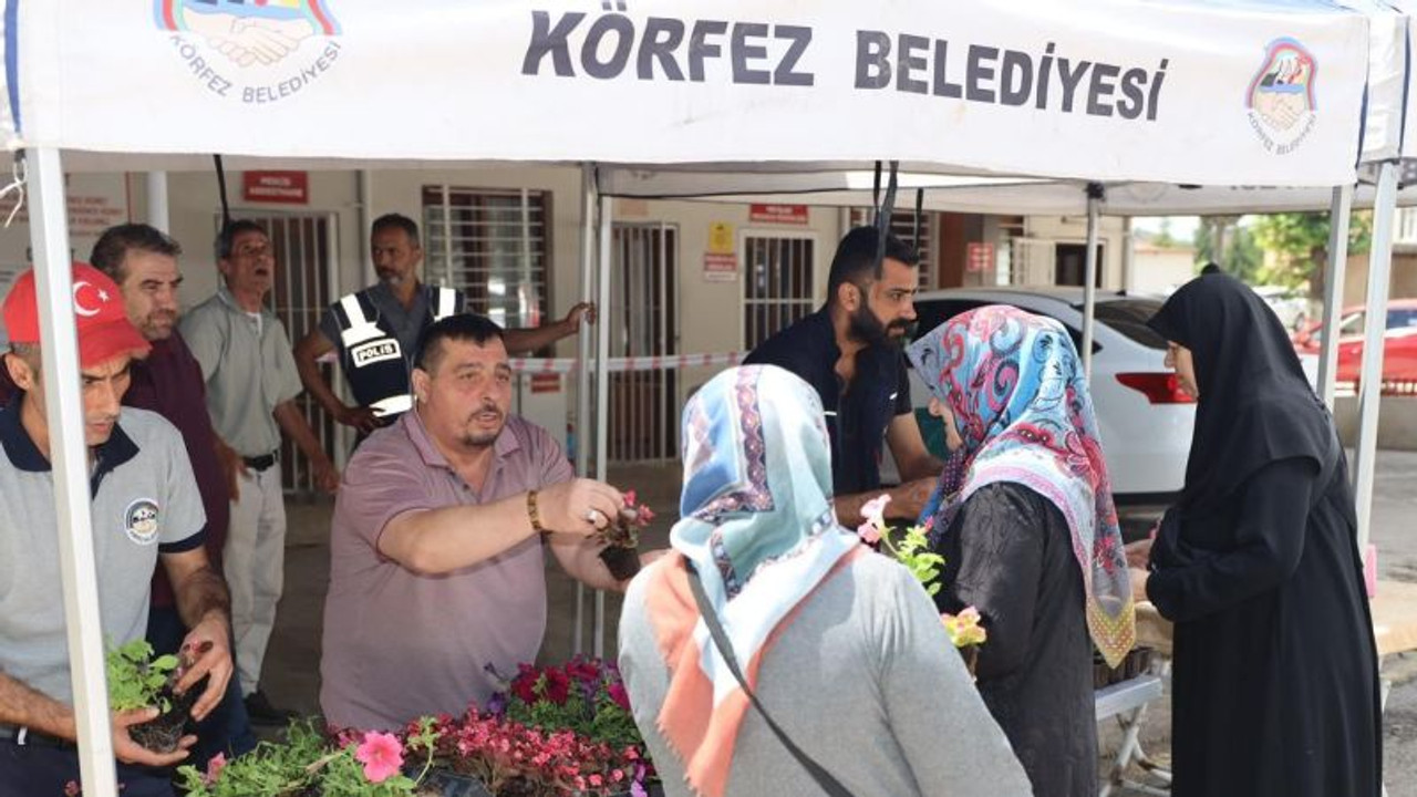 Körfez Belediyesi mezarlıklarda çiçek dağıttı