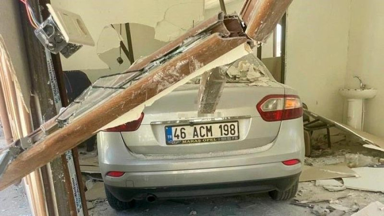 Kahramanmaraş'ta otomobil iş yerine daldı