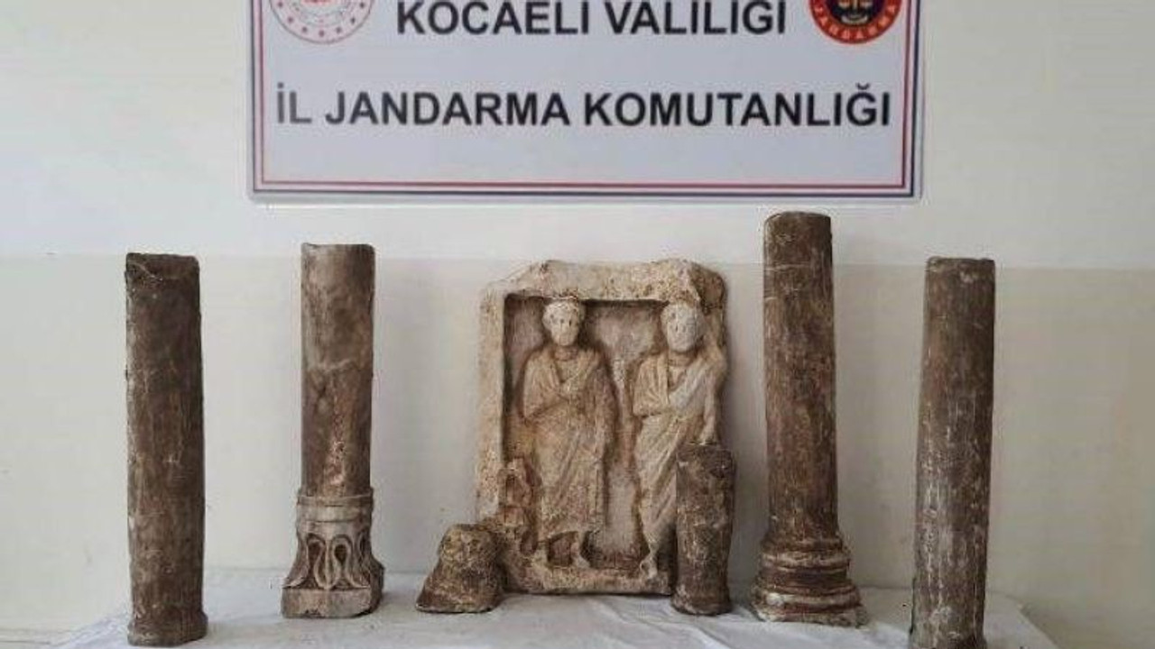 Roma dönemine ait heykel ve sütunlar evden çıktı