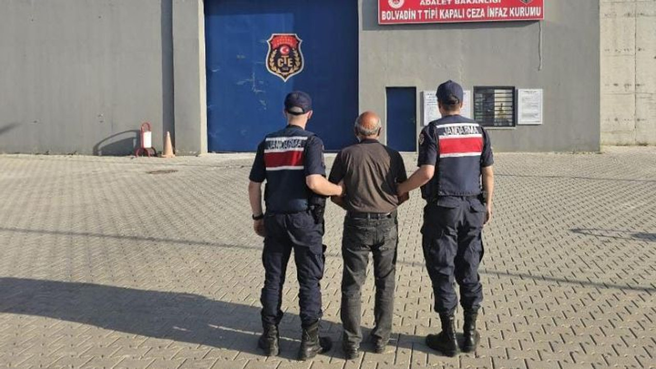 Afyonkarahisar’da dolandırıcılık suçundan aranan şahsı jandarma yakaladı