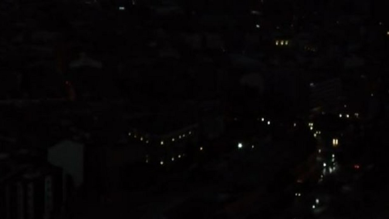 Ülke genelinde ışıklar söndürüldü. Özgür Özel çağrı yapmıştı
