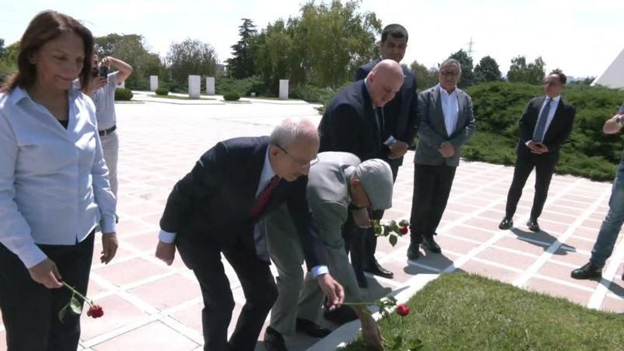 Kılıçdaroğlu, Bülent Ecevit'in kabrini ziyaret etti