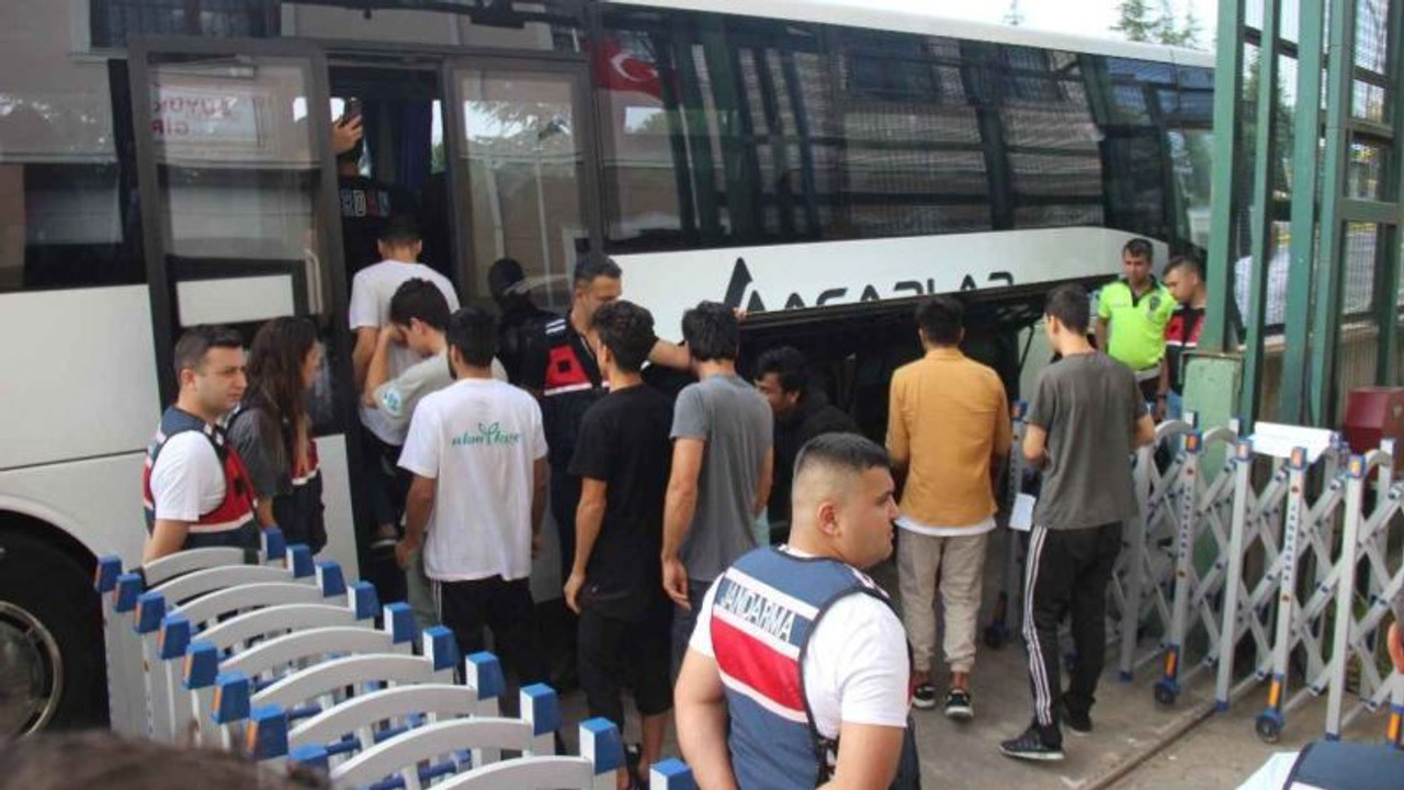 Ayağının tozuyla Geri Gönderme Merkezi’ne gitti “DÜZENSİZ GÖÇLE MÜCADELEYE DEVAM”