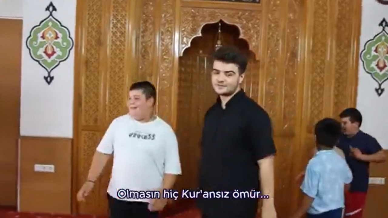 Renklensin Camilerimiz Sözleri