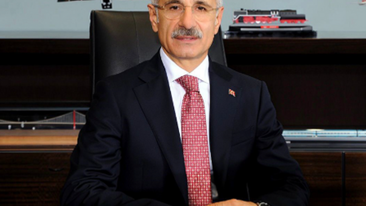 Bakan Uraloğlu, Kıyı Emniyeti Genel Müdürlüğü İstanbul Gemi Trafik Hizmetleri Merkezi'nde incelemelerde bulundu