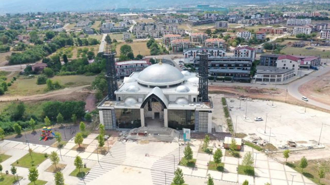 Kartepe Kent Meydanı Camii'nde çalışma devam ediyor